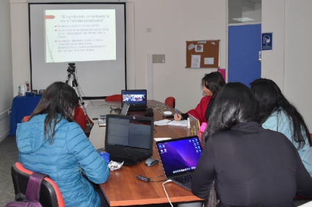 Dra. Ana Teruel dictó clases a las estudiantes del DOET sobre metodologías de archivo histórico en regiones fronterizas