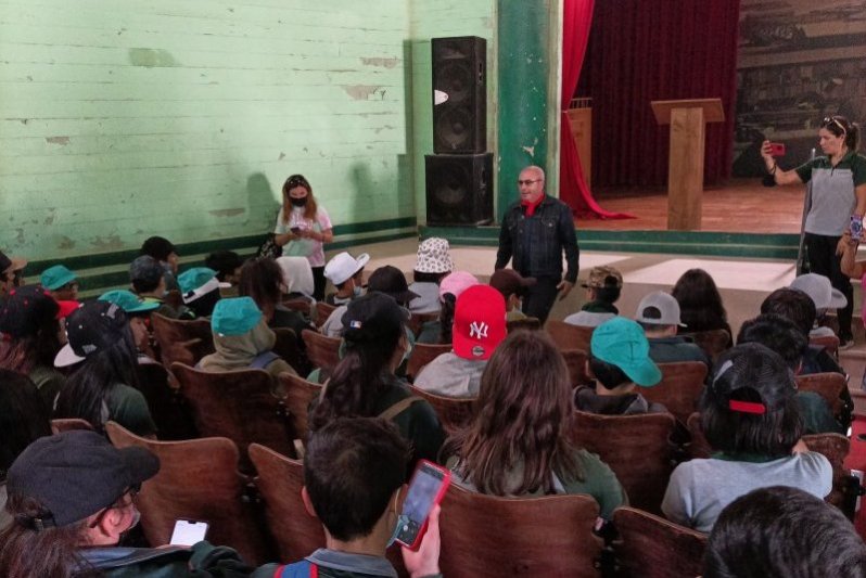 Académico UNAP realiza clase en terreno sobre Humberstone y Santa Laura a escolares de Iquique