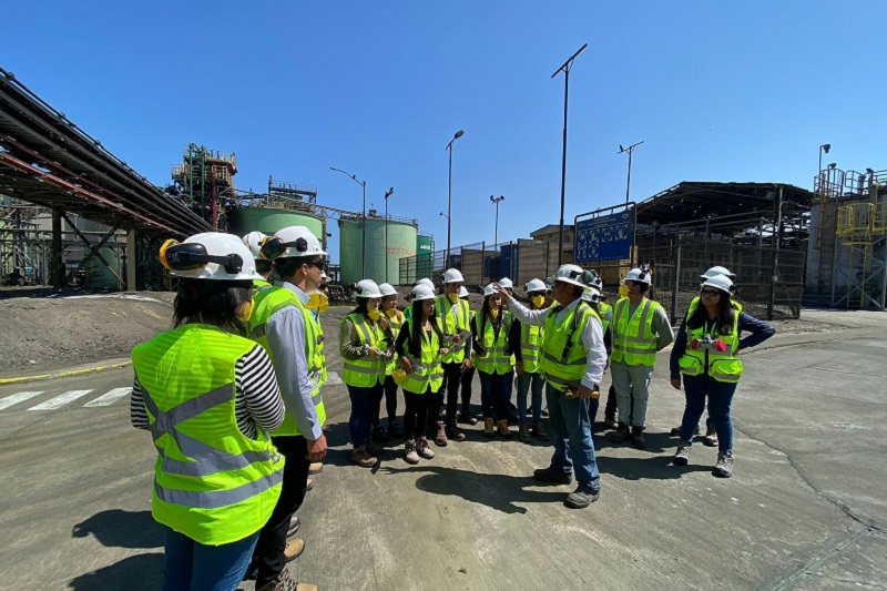 Estudiantes de la Facultad de Ingeniería y Arquitectura, asociadas al área minera visitaron Puerto Patache
