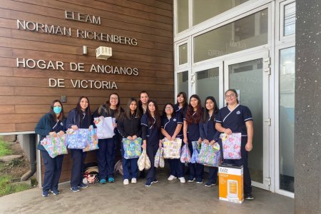 Estudiantes de Enfermería donan frazadas a residentes del Establecimiento de Larga Estadía para el Adulto Mayor (ELEAM) Victoria