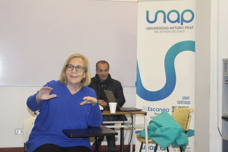 Helia Molina lideró conversatorio de salud en UNAP Santiago