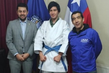 Deportista de la UNAP Sede Victoria celebra su clasificación al mundial de Karate Shotokan