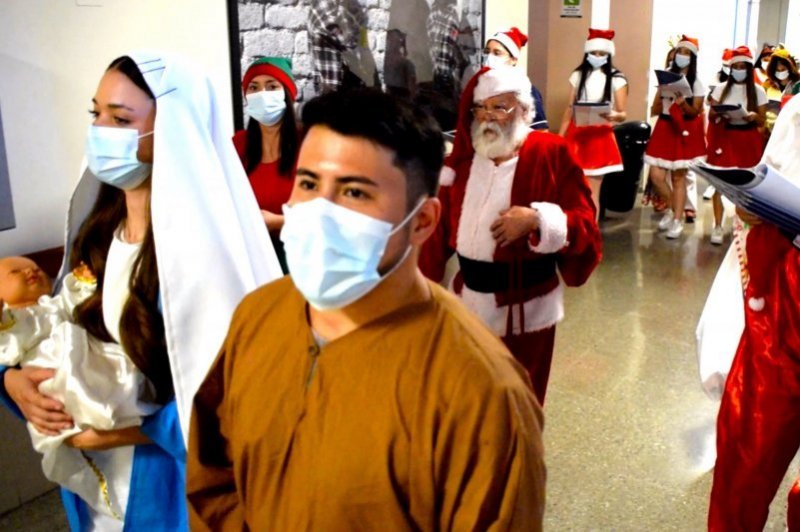 Navidad: docentes y estudiantes UNAP recorrieron Hospital Regional de Iquique para llevar alegría a pacientes y funcionarios