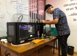 Tarapacá Labs diseña viseras 3D para donar a funcionarios de salud