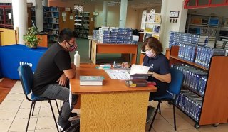 Biblioteca Casa Central entrega material bibliográfico semestral