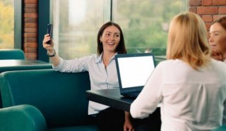 LA SOCIALIZACIÓN E INDIVIDUACIÓN COMO FACTORES RELEVANTES PARA EL DESARROLLO DEL SER HUMANO