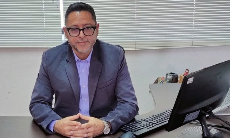 César Fernández A.