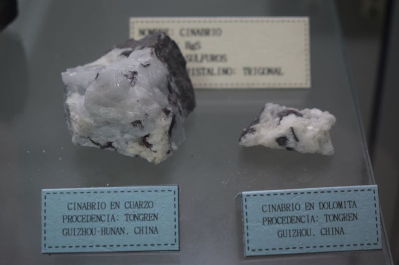 Cinabrio en cuarzo y en dolomita