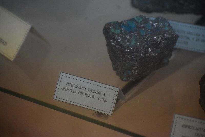 Especularita asociada a crisocola con hábito hojoso