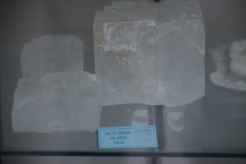 Halita incolora con hábito cúbico