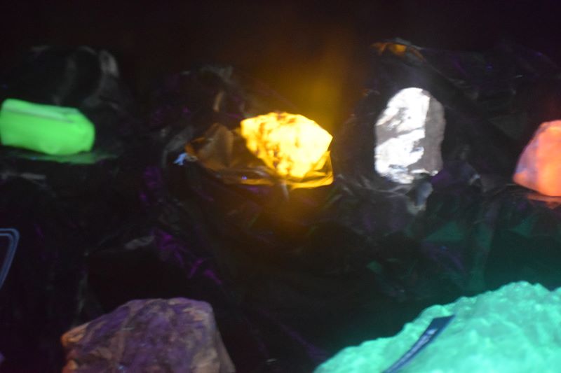 Diferentes minerales bajo la acción de luz ultravioleta (fluorescencia)