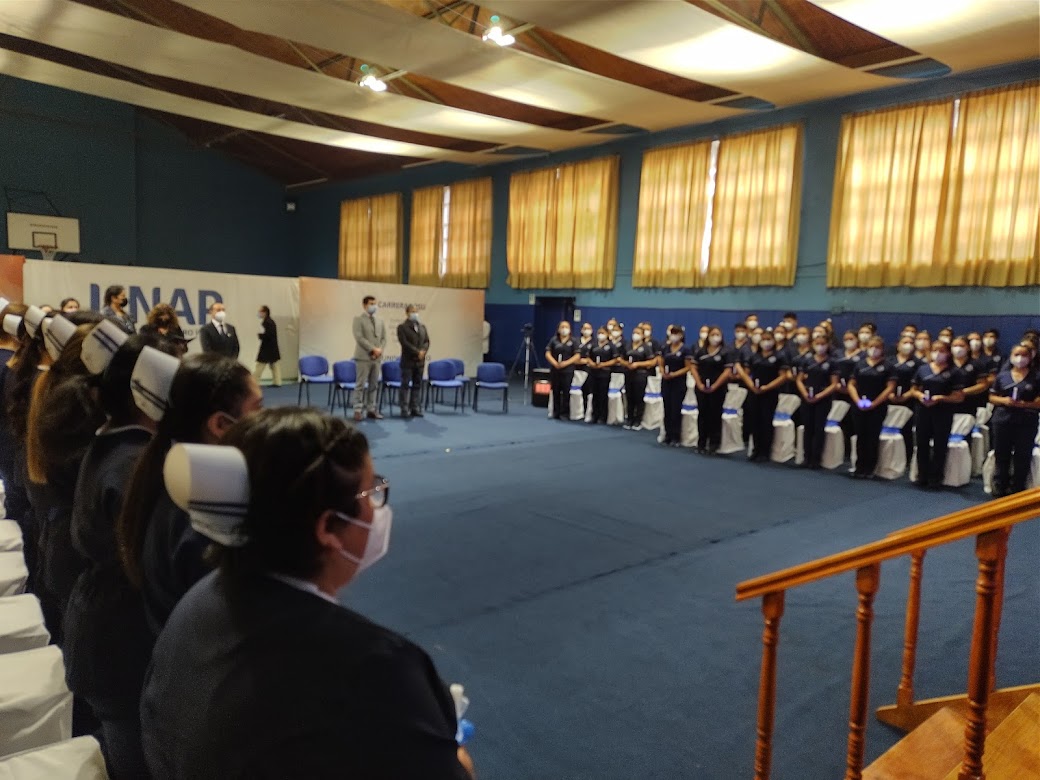 Estudiantes de Enfermería sellan su compromiso con su carrera en emotiva Ceremonia de Investidura en UNAP Sede Victoria