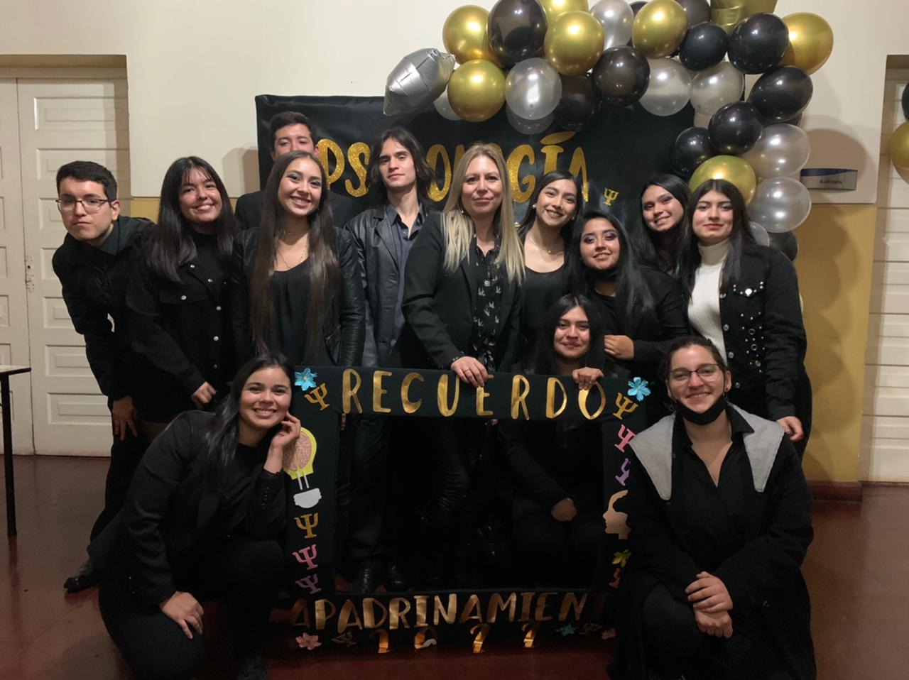 Estudiantes de Psicología retoman tradicional ceremonia de apadrinamiento en UNAP Sede Victoria
