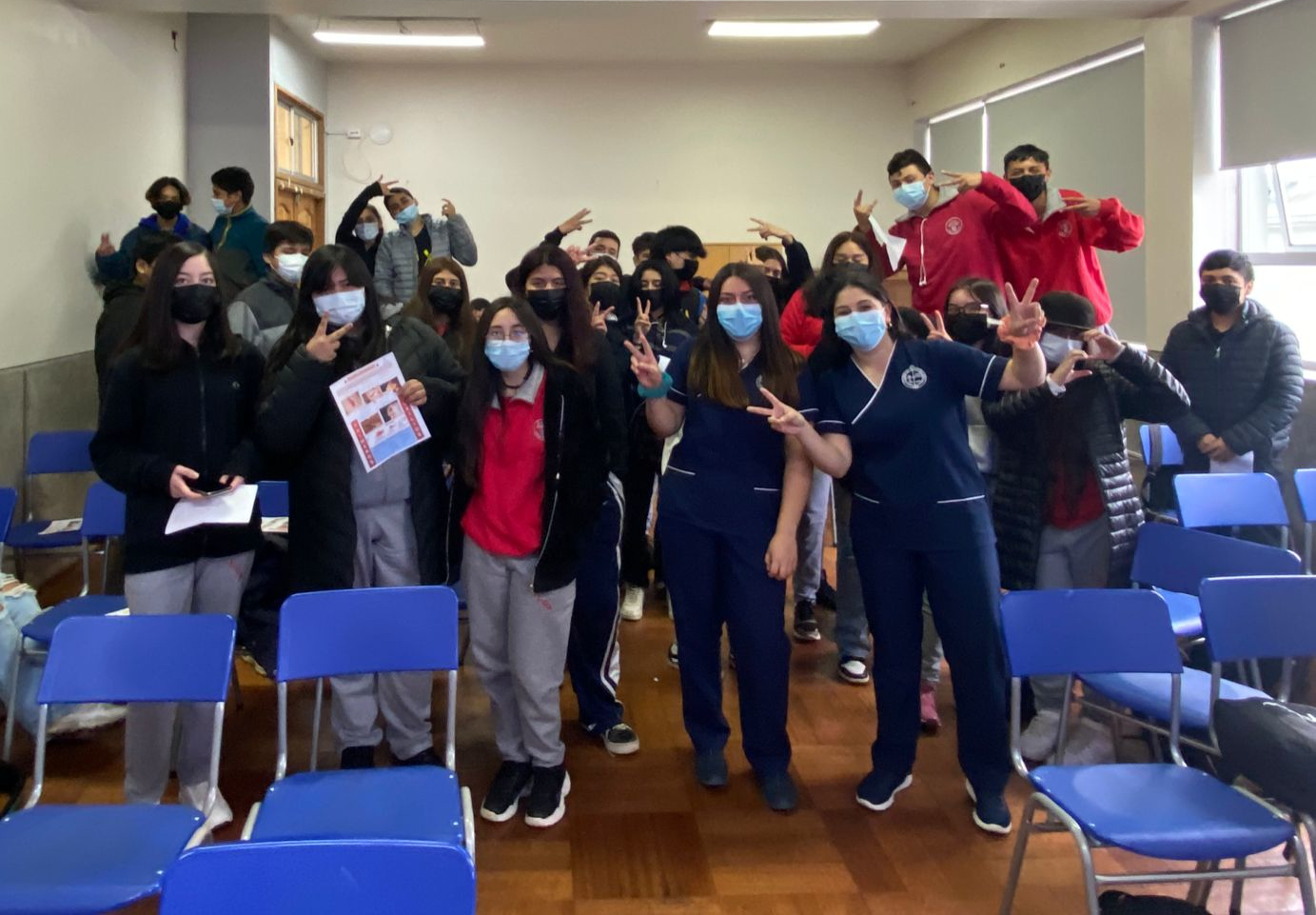 Estudiantes de Enfermería imparten talleres sobre primeros auxilios a escolares de Liceo de Traiguén