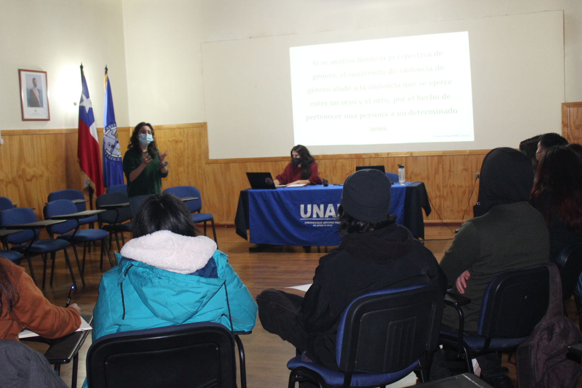 Estudiantes de Psicología y comunidad universitaria se reúnen en torno a conversatorio sobre violencia de género