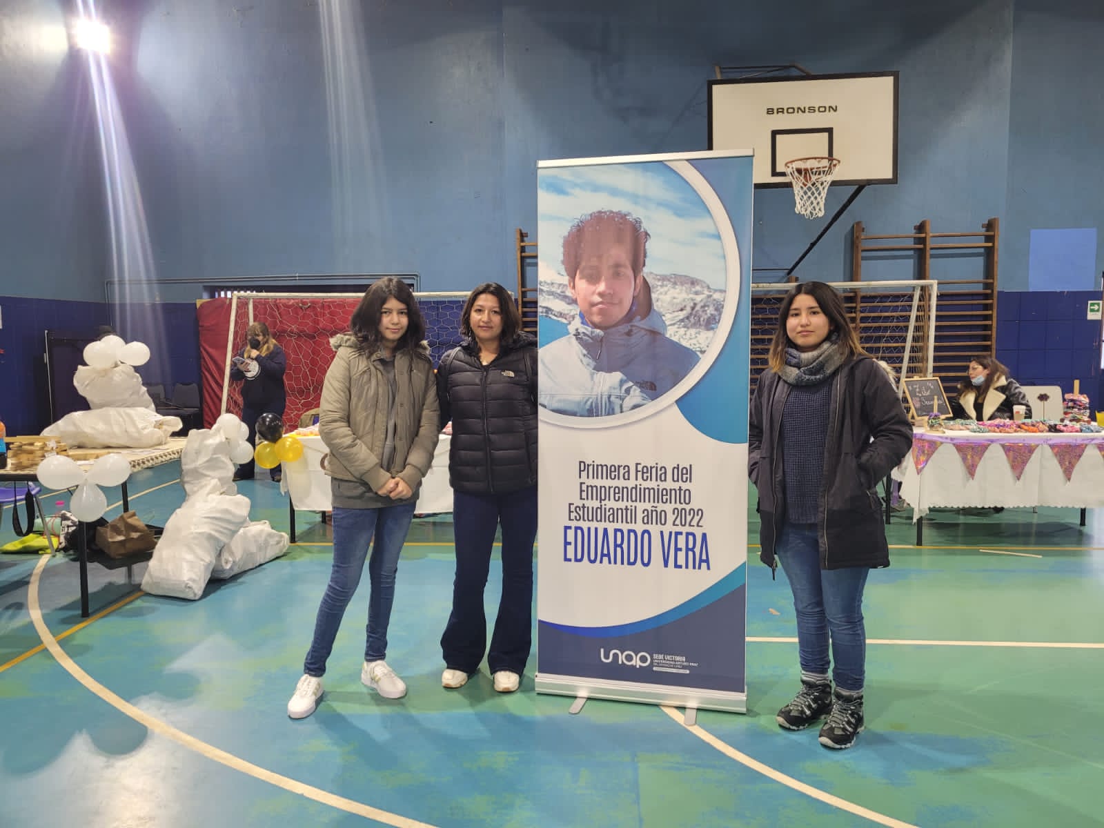 Primera Feria del Emprendimiento Estudiantil Eduardo Vera logra importante concurrencia de público en UNAP Sede Victoria