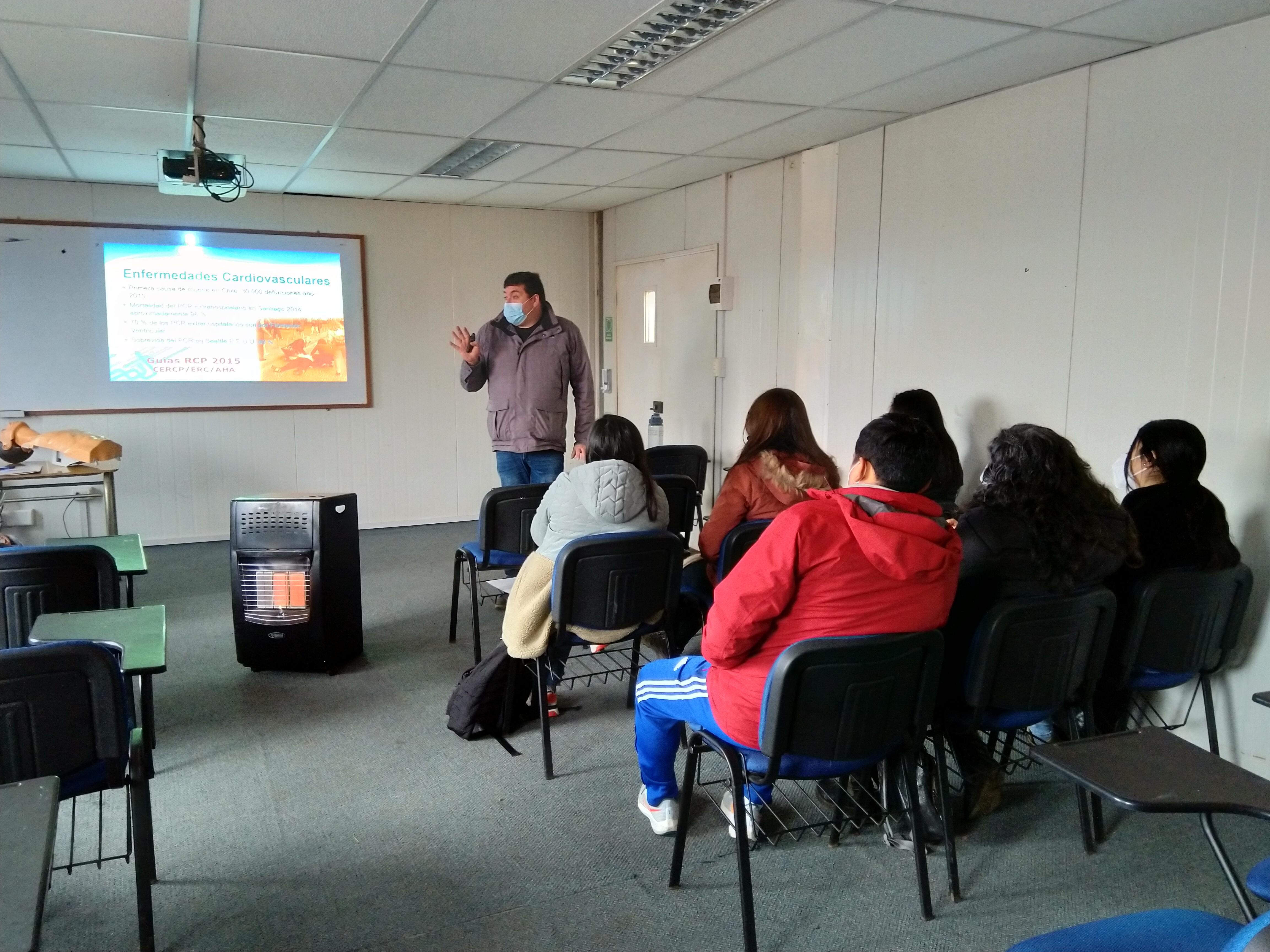 Escolares, docentes y asistentes de la educación aprenden técnicas básicas de RCP en la UNAP