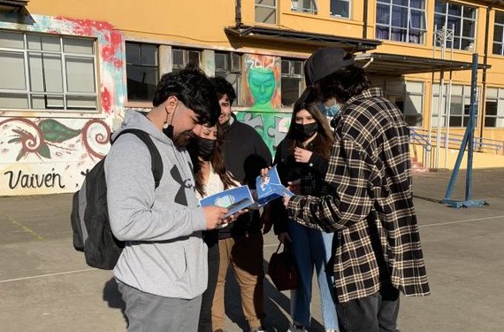 Estudiantes colaboran en la difusión de la realidad y derechos de las personas sordas entre la comunidad universitaria