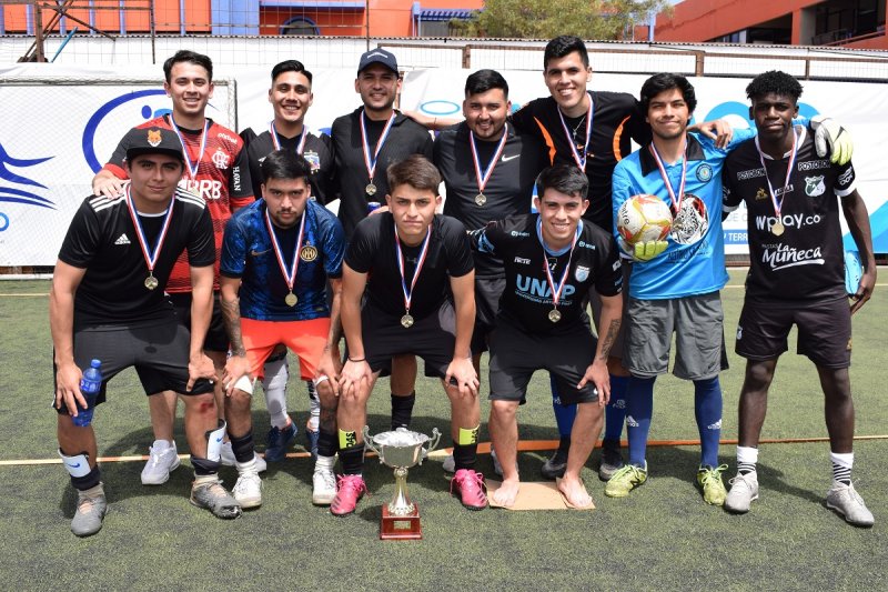 Estudiantes de Ingeniería Comercial ganan Campeonato de Fútbol 7 en Casa Central