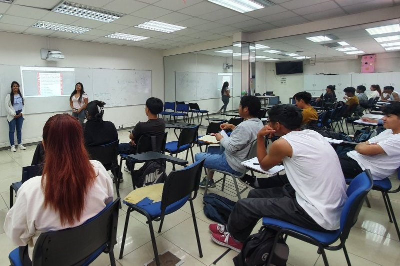 Estudiantes imparten taller de álgebra a escolares y jóvenes peruanos residentes en la provincia de Iquique