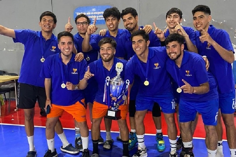 Estudiantes UNAP ganan primer lugar en campeonato universitario de vóleibol en Antofagasta