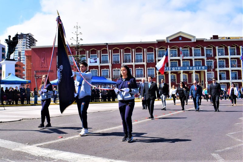 UNAP participa en tradicional desfile por Glorias Navales junto a casi 50 establecimientos de educación en Iquique