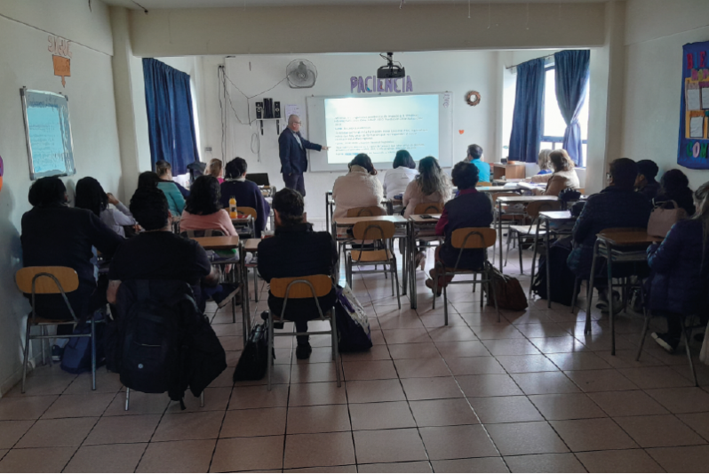 Académico de la Facultad de Ciencias Humanas realizó taller de investigación educativa en el colegio San Martín de Iquique