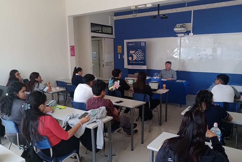 Conmemorando 50 años del Golpe Militar, historiador chileno dictó charla a estudiantes de enseñanza media en Alto Hospicio y a universitarios