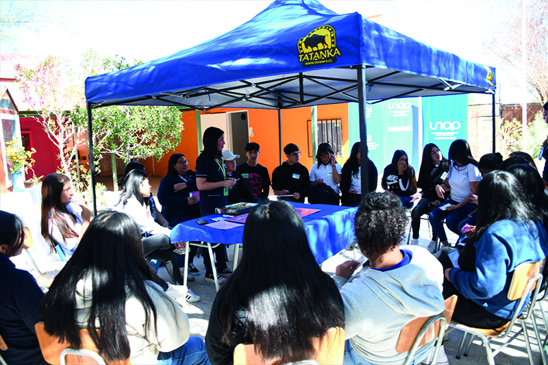 Feria de la Salud: Jóvenes para Jóvenes - Universidad Arturo Prat promoviendo el bienestar adolescente en Pozo Almonte