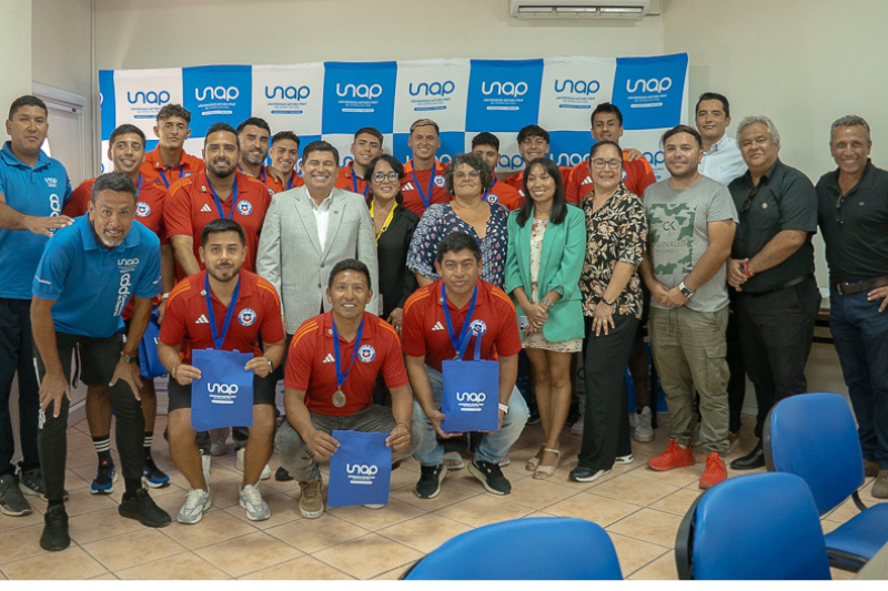 Selección chilena de futbol playa compuesta en su mayoría por exalumnos y académico se reunieron con Rector y directivos de la UNAP
