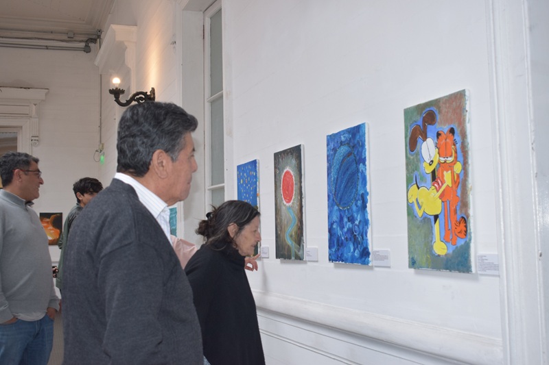 Pinceladas de ciencia: Jóvenes de Iquique fusionan arte y física en innovadora exposición en el Museo Regional