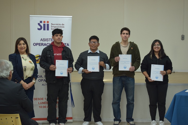 SII Y UNAP reconocen a 50 estudiantes por su labor en la Operación Renta 2025 en Alto Hospicio
