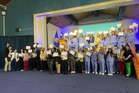 Estudiantes de diversas instituciones educacionales celebraron su certificación como cuidadoras y cuidadores primarios en la UNAP Sede Victoria
