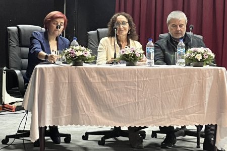 Doctora en Psicología participa en lanzamiento de libro sobre problemáticas en la adolescencia