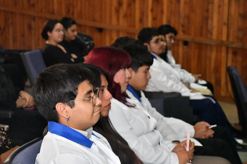 Estudiantes de Pedagogía en Matemática y Física inician su camino profesional en emotiva investidura