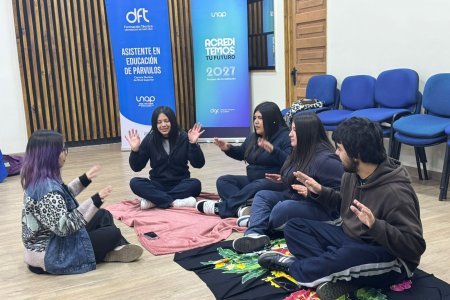 Estudiantes del Complejo Educacional Victoria aprenden acerca de los beneficios del yoga para la primera infancia