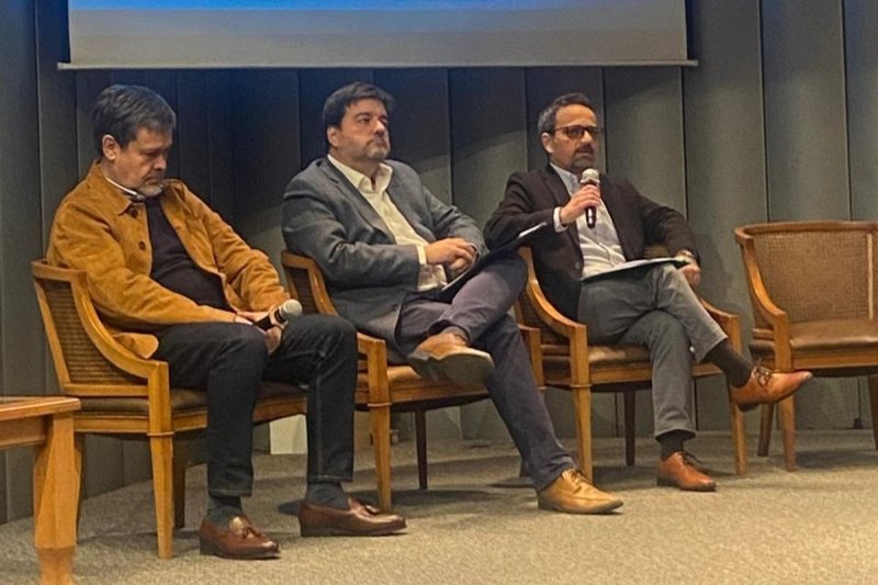 UNAP Santiago lideró debate sobre transición energética y electromovilidad en la Cumbre Electrocircular 2026