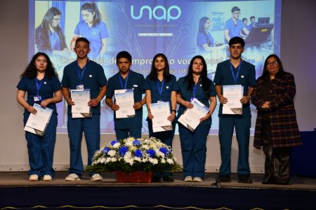 Estudiantes reafirmaron sus lazos con la carrera en la tradicional ceremonia de compromiso vocacional de Kinesiología
