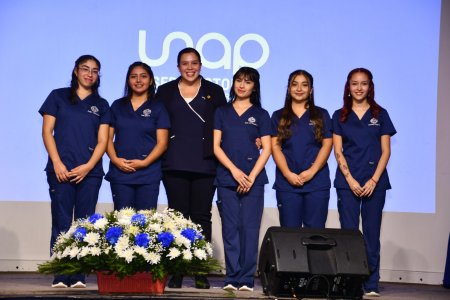 Universitarios celebran su ceremonia de investidura de Enfermería en la UNAP Sede Victoria