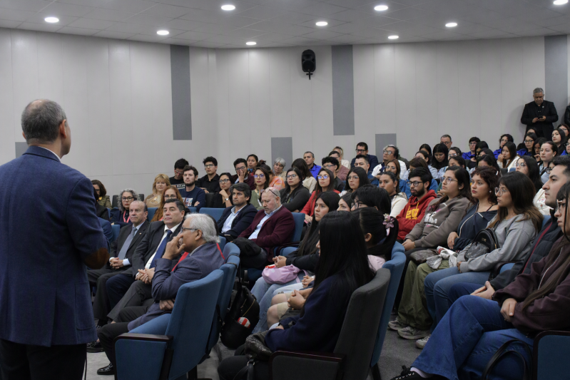 Charla y conversatorio fortaleció la formación docente sobre convivencia escolar y buen trato