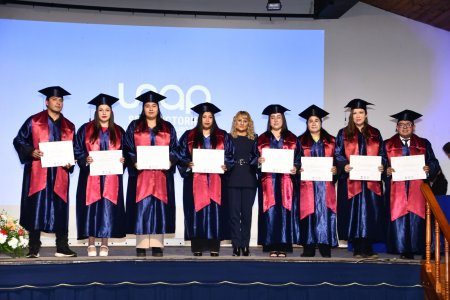 Casi ochenta estudiantes se presentaron con orgullo para celebrar el término de sus carreras en la primera ceremonia de titulación del año