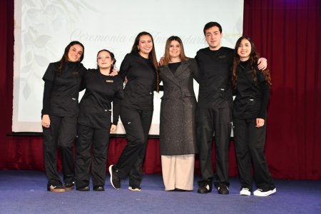Más de una veintena de psicólogos y psicólogas en formación celebraron el inicio de sus prácticas con su tradicional ceremonia de investidura