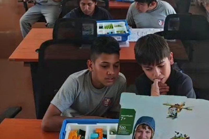 Estudiantes de Huara aprenden robótica explorando nuevas formas de crear