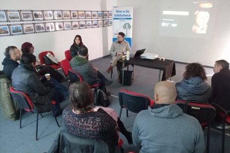 Académicos y estudiantes reflexionan sobre el modo de pensar las problemáticas sociales con relevante charla