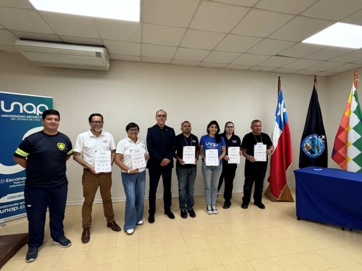 Funcionarios del Centro Docente y de Vinculación UNAP Arica se capacitan en técnicas de RCP y uso de DEA ante emergencias