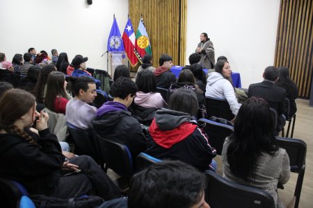 Con importante presencia de estudiantes y autoridades académicas se realizó conversatorio sobre salud intercultural