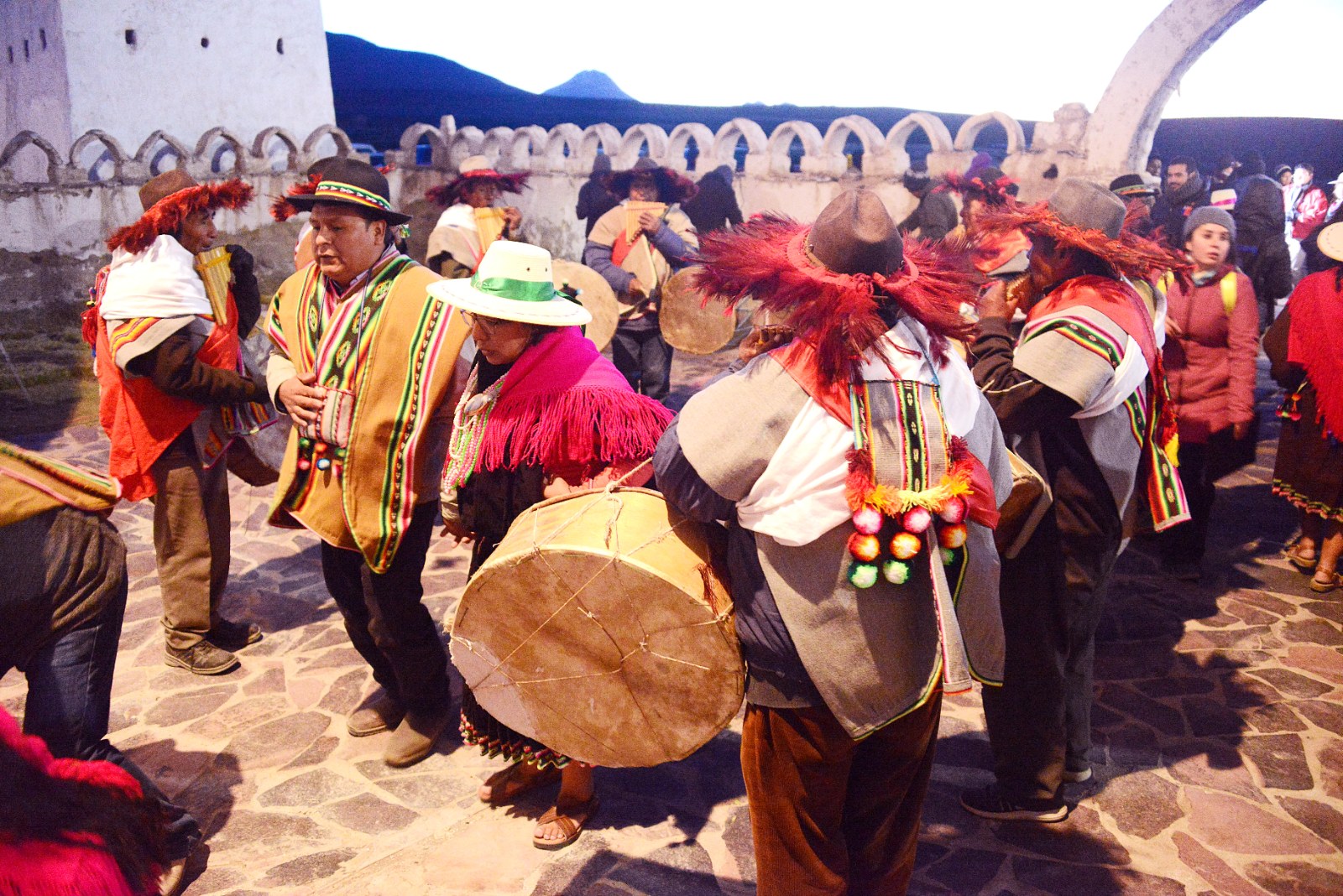 Comunidad andina en una celebración tradicional en el territorio